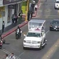 Arzobispo de la arquidiócesis de Tuxtla se pasea en Papamóvil