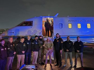 Captan la llegada de Caro Quintero a Nueva York en un avión de la Marina de México (Video)