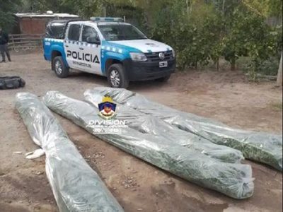 En un allanamiento en Vista Alegre, la policía secuestró armas, drogas y una pistola tumbera