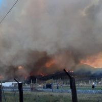Juego peligroso en Chubut: el increíble video de un partido de fútbol en pleno incendio