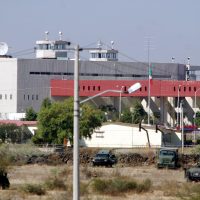 Decomisan droga, electrónicos y medicamentos en penal de Puente Grande