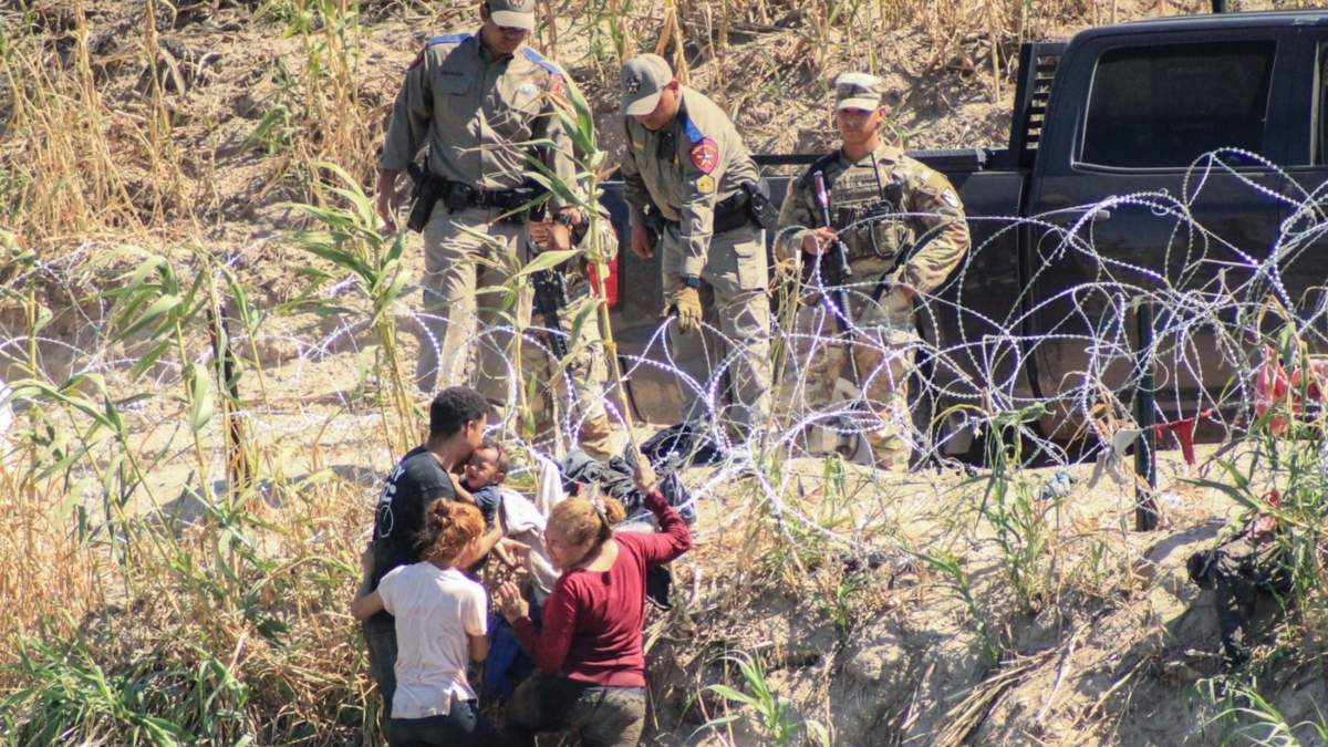 Migrantes, en su mayoría de nacionalidad venezolana, continúan intendando cruzar a Texas a trávez del río Bravo en Las Adjuntas, en donde elementos de la Patrulla Fronteriza los guían de regreso hacia un campanento improvisado bajo el puente internacional