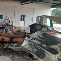 Incendian avioneta en autopista privada de Parácuaro; FGE presume presunto ataque directo del CJNG