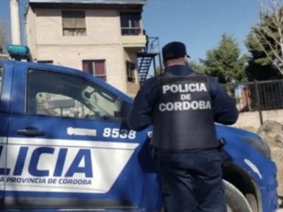 Horror en Córdoba: detienen a una mujer que vivía con sus dos hermanos muertos dentro de su casa