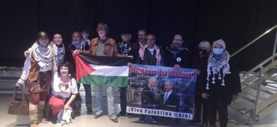 Nacho Vegas y activistas pro Palestina a quienes dio voz en su concierto en el Pepsi Center