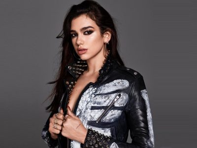 ¡Se ve! Dua Lipa llegó con una blusa diminuta... ¡Y olvidó las prendas de abajo!