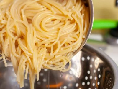 Si se rompió el colador de casa, no te preocupes: mirá el truco de las abuelas para sacar los fideos sin quemarte