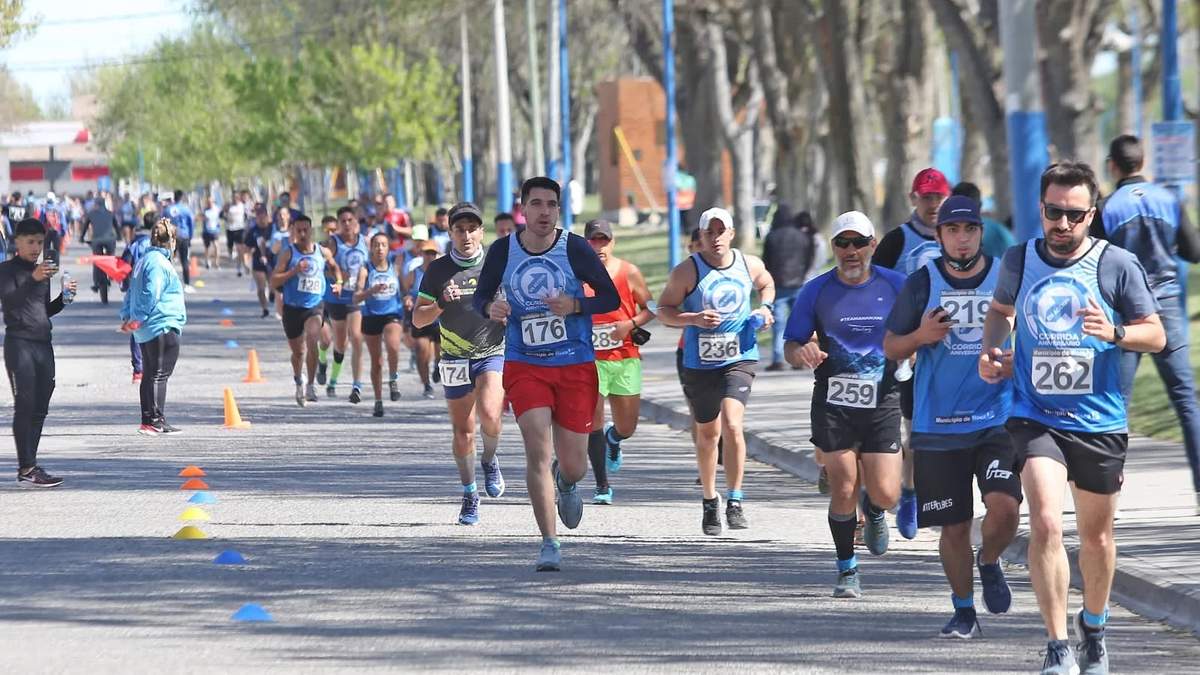 Ciudadanos durante una edición previa de la Corrida Aniversario de General Roca. Fuente: (Twitter)