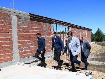 Omar Gutiérrez presenció las obras del CPEM N° 90 en el aniversario de Villa Pehuenia