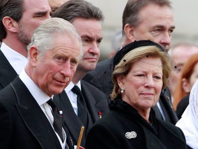 El rey Juan Carlos otra vez en aprietos: una foto de Carlos de Inglaterra lo pone en jaque