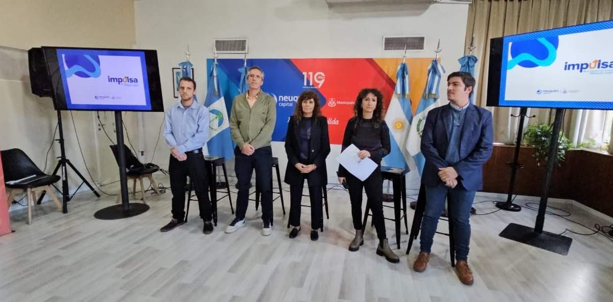 Funcionarios municipales en la presentación de la plataforma de empleo. Fuente: (Javier Manzano)