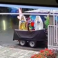 Captan potente explosión de pirotecnia durante procesión de la Santa Muerte en Catemaco (Video)
