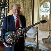Donald Trump ahora venderá guitarras con precios de hasta 10 mil dólares