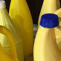 Con esos bidones que ibas a tirar, prepará este original macetero que le dará un toque chic a tu jardín