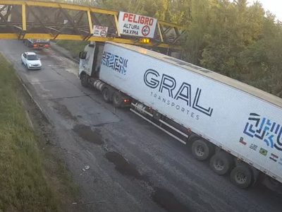 Reclaman medidas urgentes para evitar choques de camiones en el puente que afecta al Tren del Valle