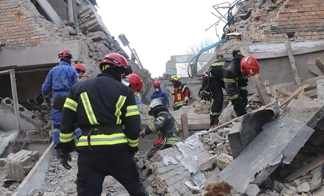 En esta imagen, proporcionada por el Servicio de Emergencias de Ucrania, operarios trabajan entre los escombros luego de un ataque con un dron en la localidad de Rzhyshchiv, en la región ucraniana de Kiev