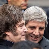 El Gobierno busca dólares y acelera la agenda de privatizaciones de la Ley Bases