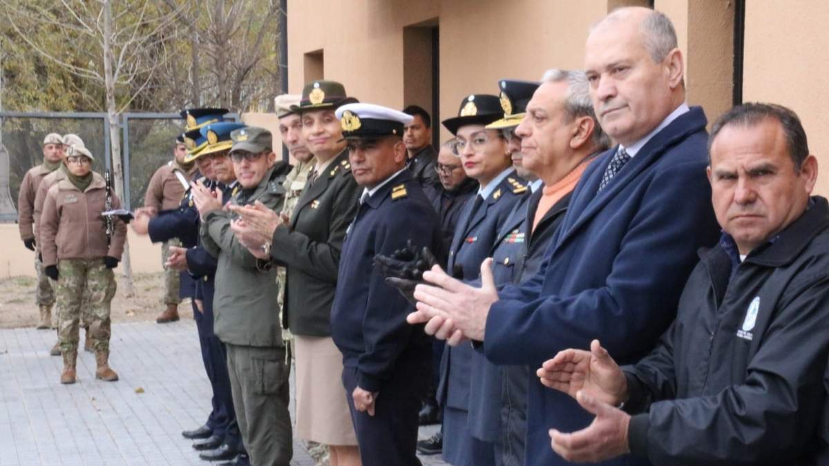 Miembros actuales y veteranos de la Prefectura en el reconocimiento. Fuente: (Twitter)