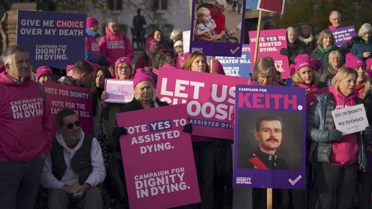 Grupos de personas a favor de la ley de muerte asistida en Reino Unido se manifiestan frente al Parlamento británico, en Londres, el 29 de noviembre de 2024