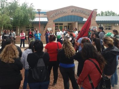 Trabajadores de la Salud de Centenario marcharon hasta el Hospital Natalio Burd