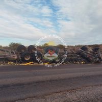 Vuelco de un camión en la ruta 7: llevaba una carga de tubos de gas