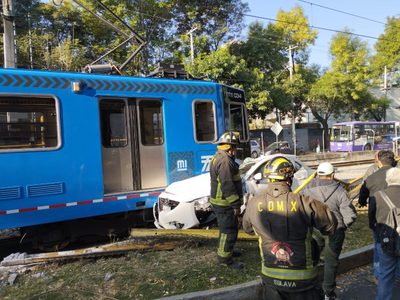 Tren ligero choca contra un auto en la estación Xomali, Tlalpan
