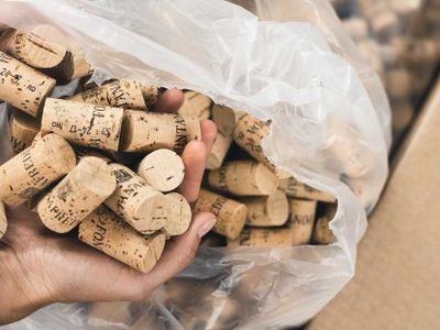 No tires los corchos de vino: mirá cómo convertirlos en la alfombra más práctica para tu baño