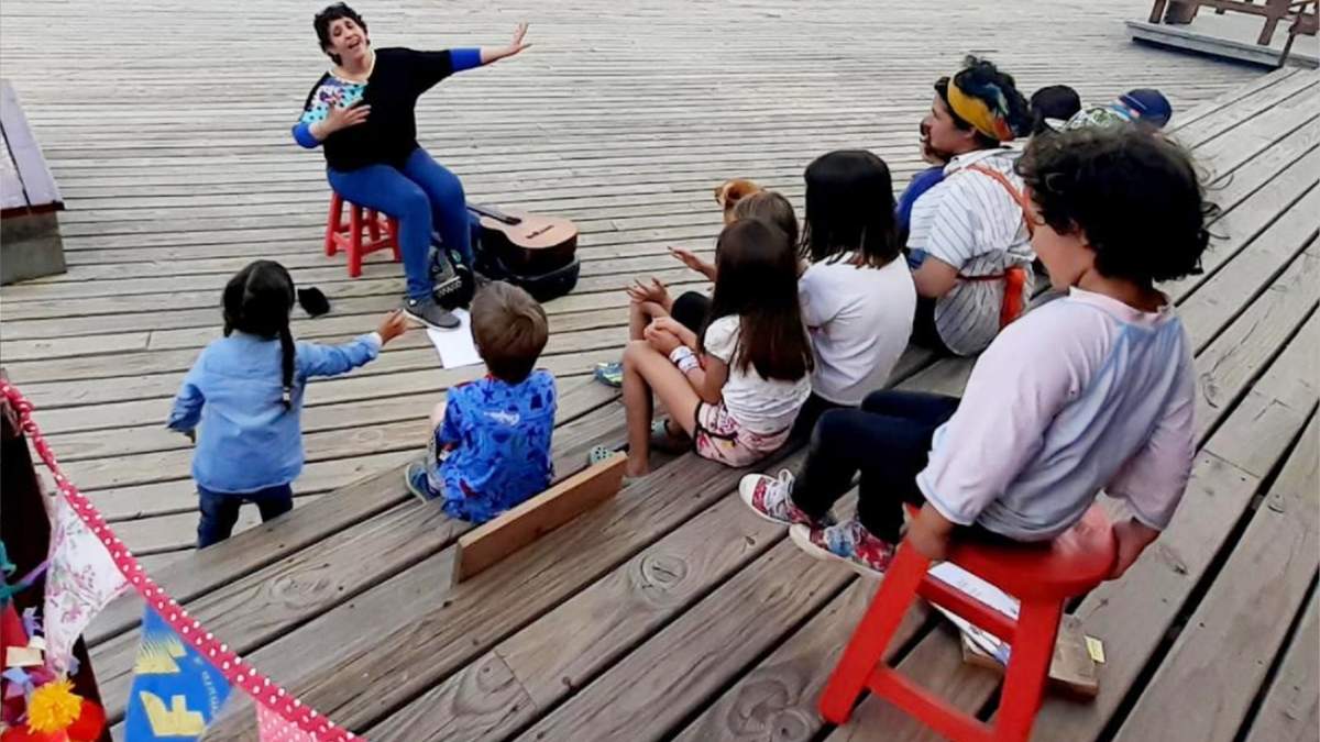 La profesora Mariana Jáuregui compartiendo un cuento con los nIños. Fuente: (Twitter)