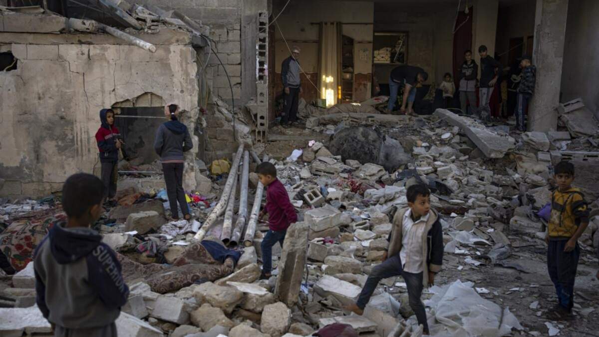 Palestinos observan la destrucción causada por un ataque israelí en Rafah, en el sur de la Franja de Gaza, el 29 de diciembre de 2023