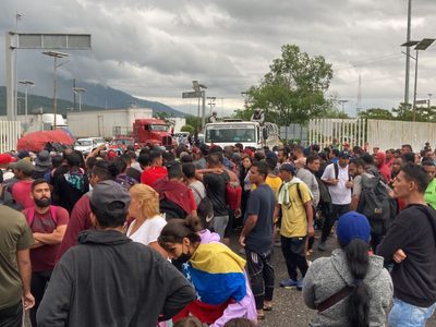 “¡Queremos el permiso!”: migrantes chocan con la Guardia Nacional en aduana de Huixtla, Chiapas