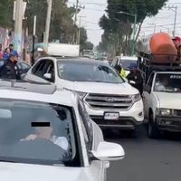 Al no acatar operativo, conductor atropella a policía y a reportero en panteón de Iztapalapa