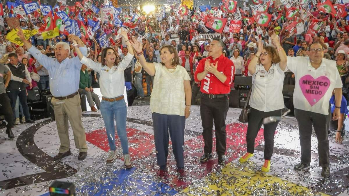 Xóchitl Gálvez acompañada de Alejandro Moreno, líder del PRI