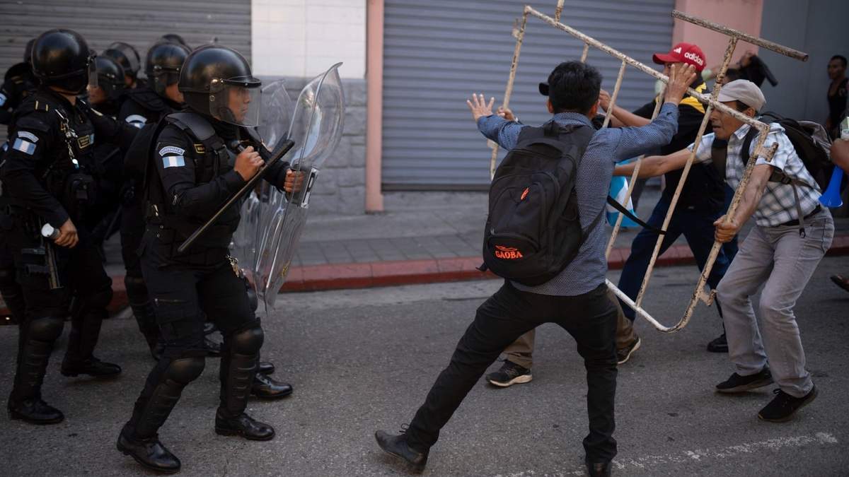 Partidarios del presidente electo de Guatemala, Bernardo Arévalo, derecha, se enfrentan a la policía afuera del Congreso