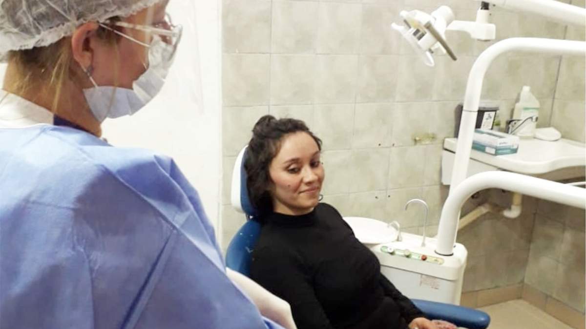 Una de las primeras pacientes en el flamante consultorio odontológico de Moquehue. Fuente: (Daniel Signorile).