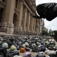 Manifestantes tiraron basura en Tribunales para reclamar por Milagro Sala