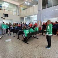 Paro de municipales en Centenario, exigen la continuidad laboral y el pago de horas extras