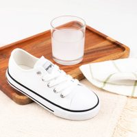 Los trucos simples para lavar tus zapatillas blancas y que queden como recién estrenadas