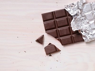 Tableta de chocolate con maní sin azúcar ni lácteos: tan rica como las compradas y perfecta para acabar con el antojo dulce