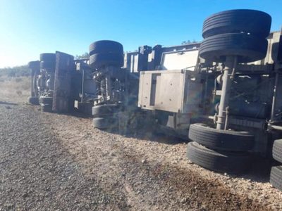 Un camión con carne volcó en la ruta nacional 251