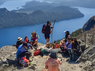 Franceses hicieron montañismo en Villa La Angostura y Villa Traful para impulsar el senderismo