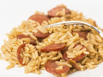 La carne y el pollo están por las nubes: resolvé la cena con este arroz con salchicha, que sabe increíble