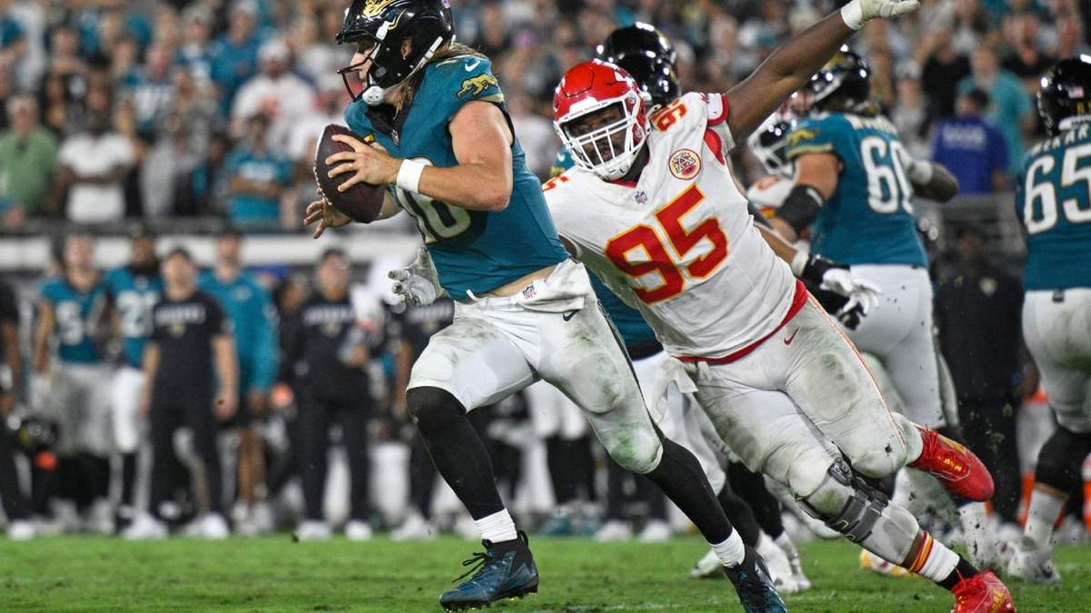 El quarterback de los Jaguares de Jacksonville, Trevor Lawrence (16), supera al tackle defensivo de los Chiefs de Kansas City, Chris Jones (95), mientras corre con el balón durante la segunda mitad de un juego de fútbol americano de la NFL