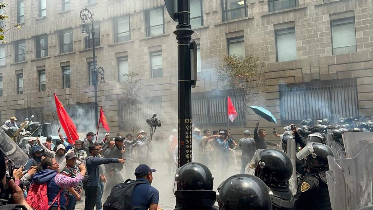 Policías frenan paso de integrantes de la CNTE que intentaban llegar al Zócalo capitalino