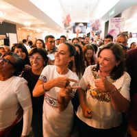 Abuchean a Sheinbaun al llegar al aeropuerto de Veracruz; la candidata responde con besos (Video)