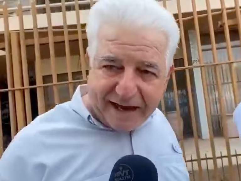 Universitarios abuchean y gritan "buitre" al hermano de AMLO en el Tecnológico de Balancán