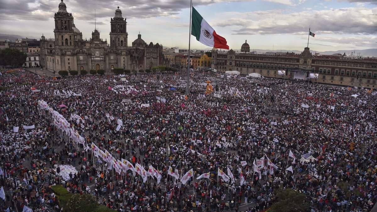Simpatizantes de AMLO por su tercer informe de gobierno