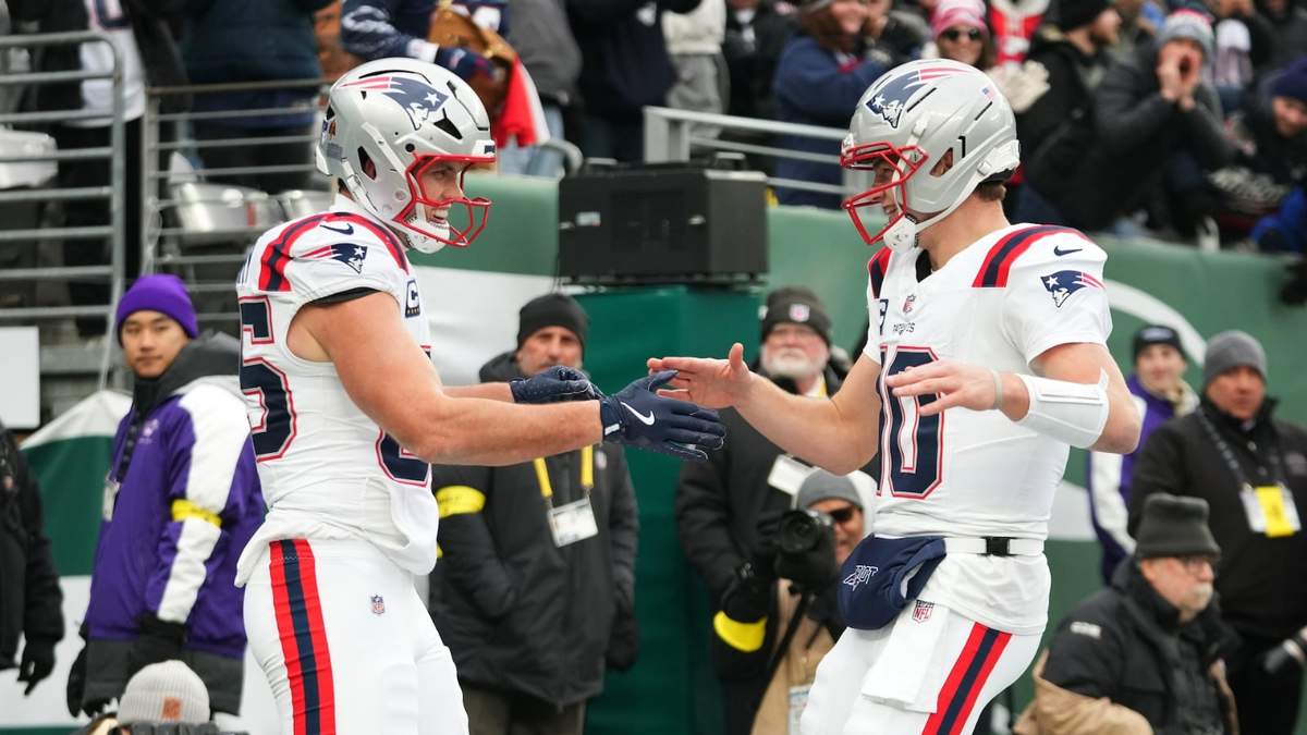 Hunter Henry, el ala cerrada de los Patriots de Nueva Inglaterra, celebra tras un touchdown contra los Jets de Nueva York con su compañero Drake Maye