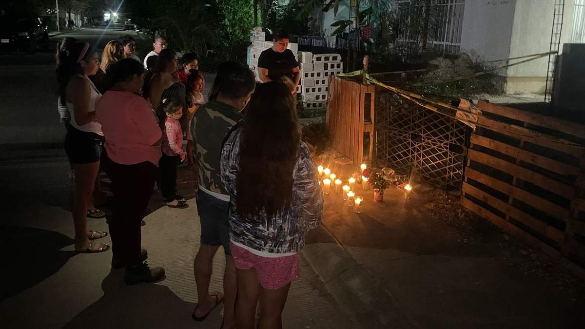 Vecinos del menor fallecido rezan el rosario afuera del que fuera su domicilio