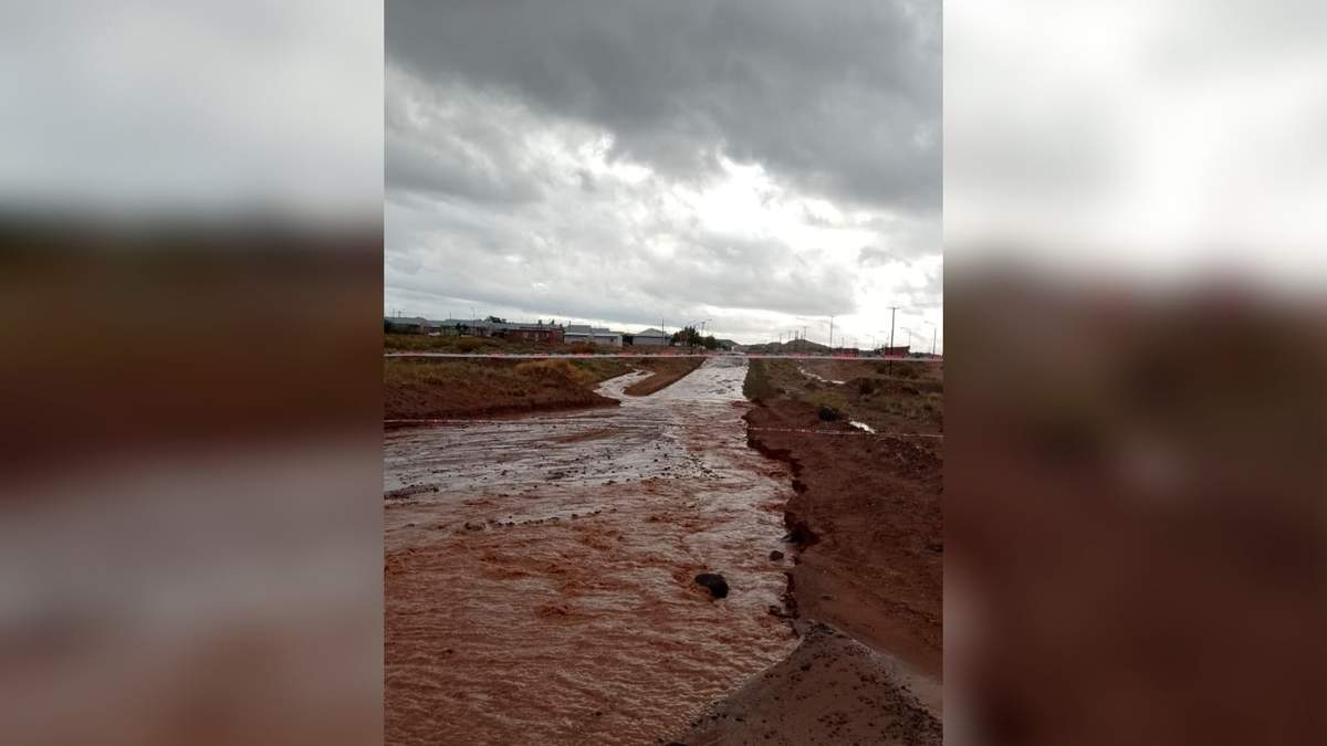Los cañadones arrastran agua y barro sobre los caminos de Rincón de los Sauces. Fuente: (Whatsapp)