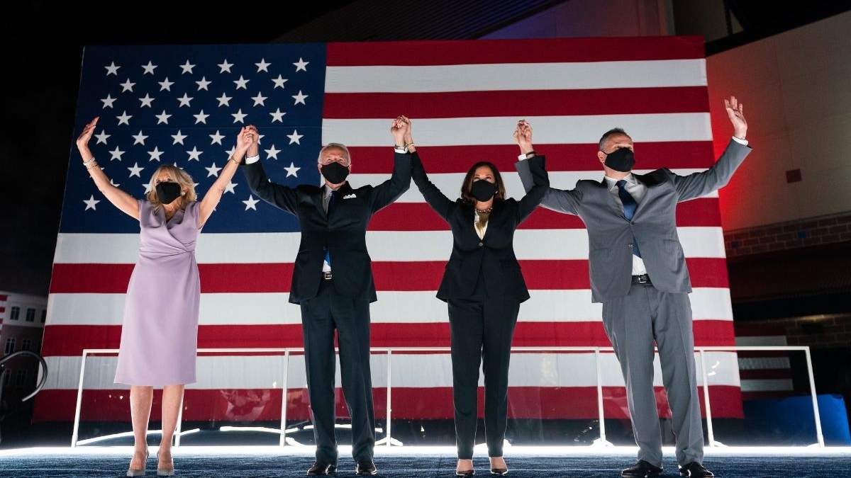 Joe Biden y Kamala Harris con sus respectivas parejas